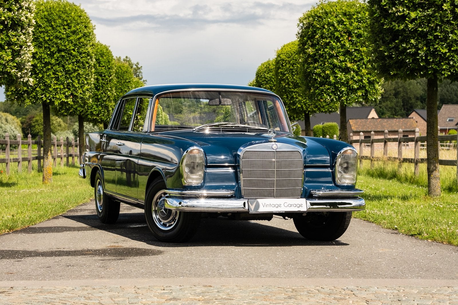 Mercedes-Benz 220 Heckflosse - 1962, 90 kW, 4 deurs, Achterwielaandrijving, Beige