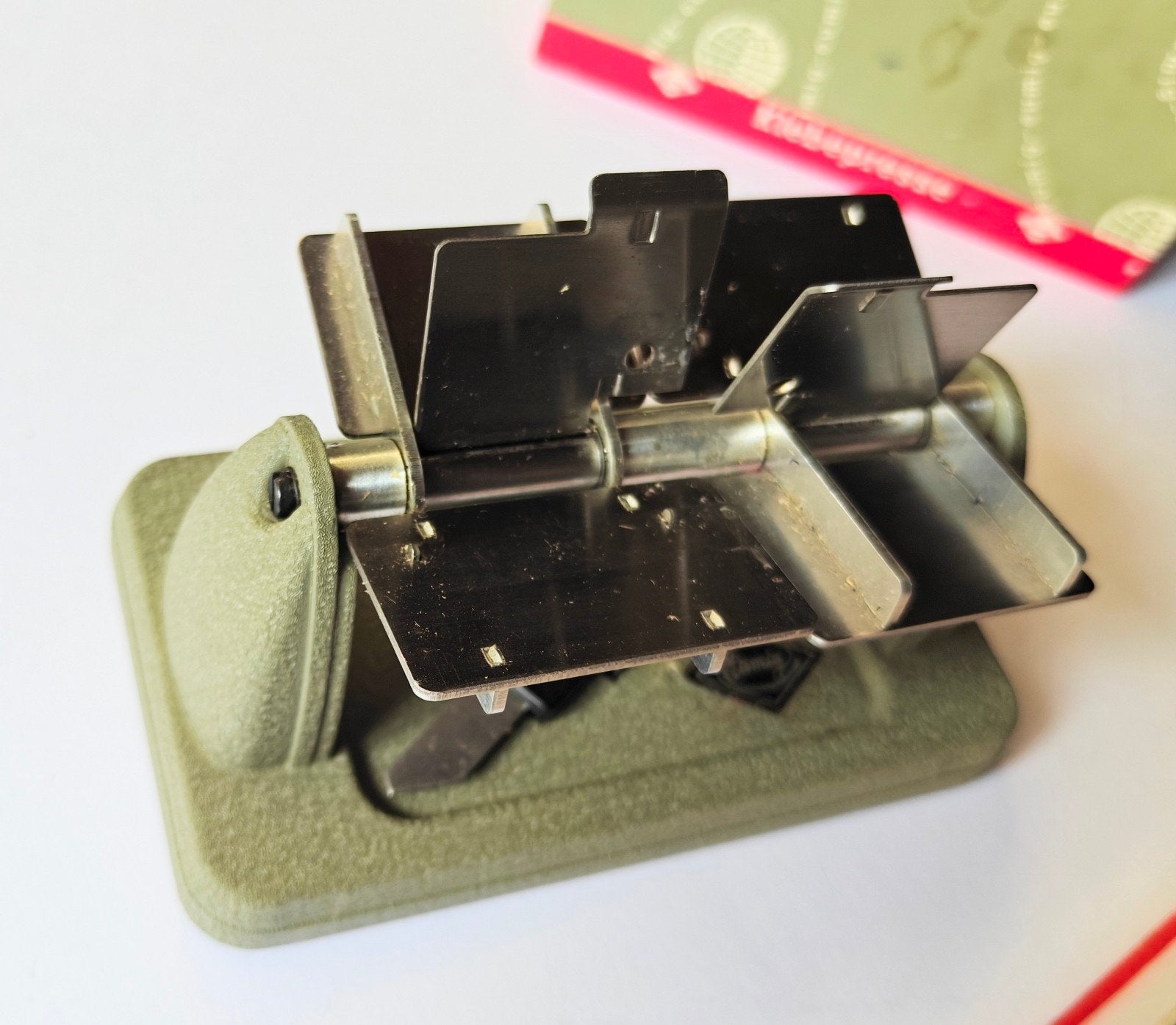 Dit is een vintage Eumig "Presse à Coller" (klebepresse), Ophalen, 8mm