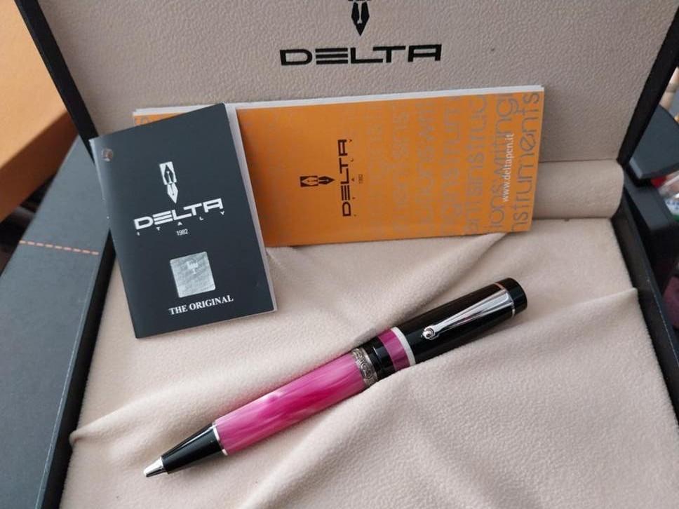 Stylo à bille Delta en résine argentée rose pour modèle femm, Enlèvement ou Envoi, Stylo à bille