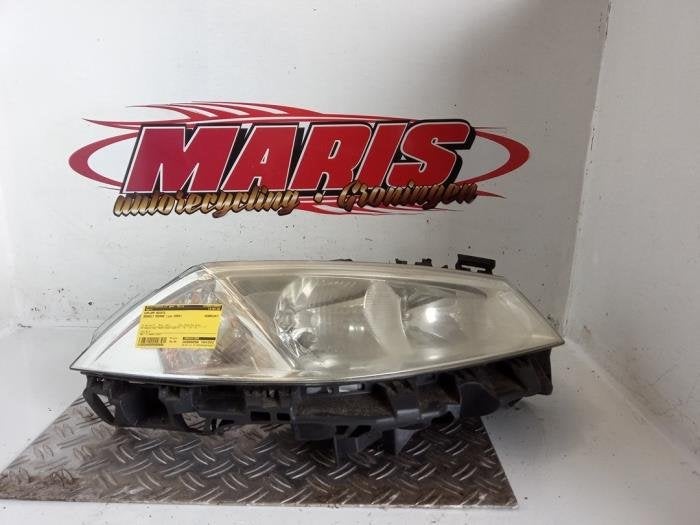 Phare droit d'un Renault Megane, -, Renault, -, 3 mois de garantie