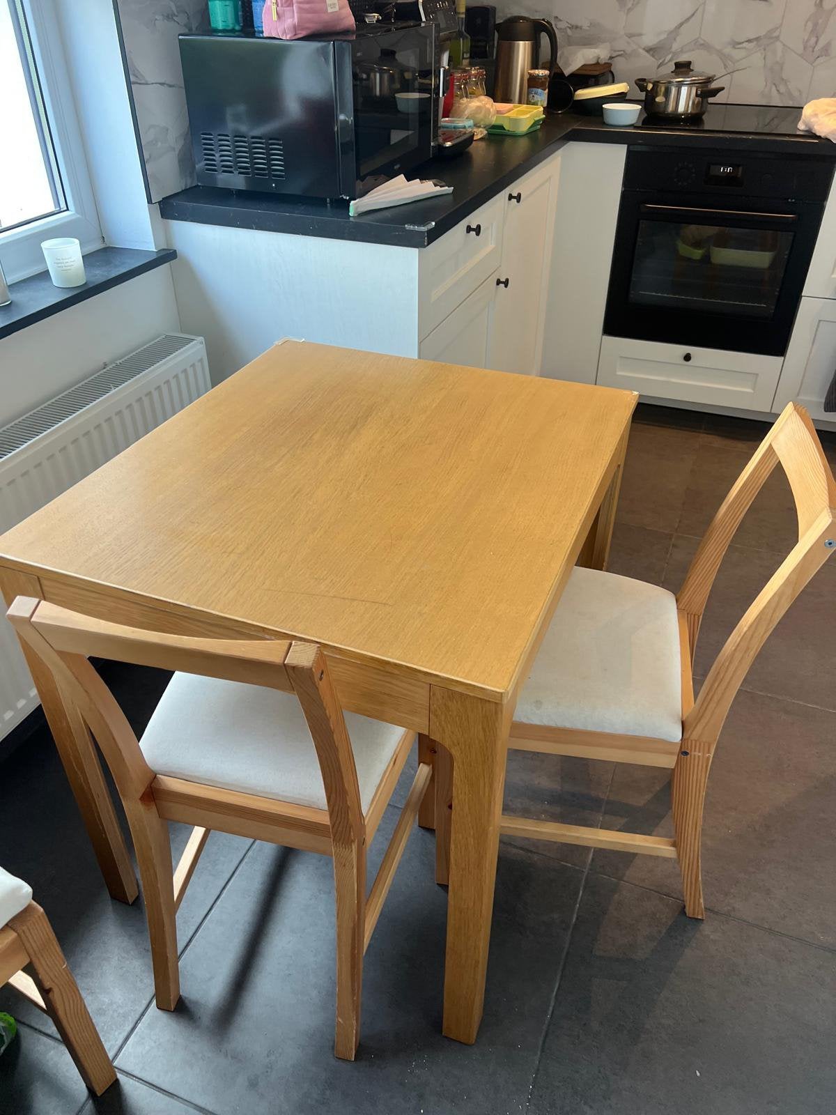 Houten tafel met 2 stoelen (IKEA), Huis en Inrichting, Complete eetkamers, Ophalen, Gebruikt, Minder dan 4 stoelen