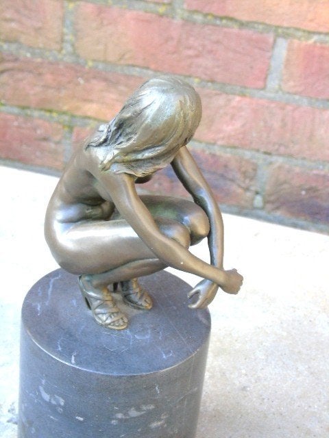 naakte vrouw gehurkt in brons, gesigneerd, MILO., Antiek en Kunst, Ophalen of Verzenden, Brons