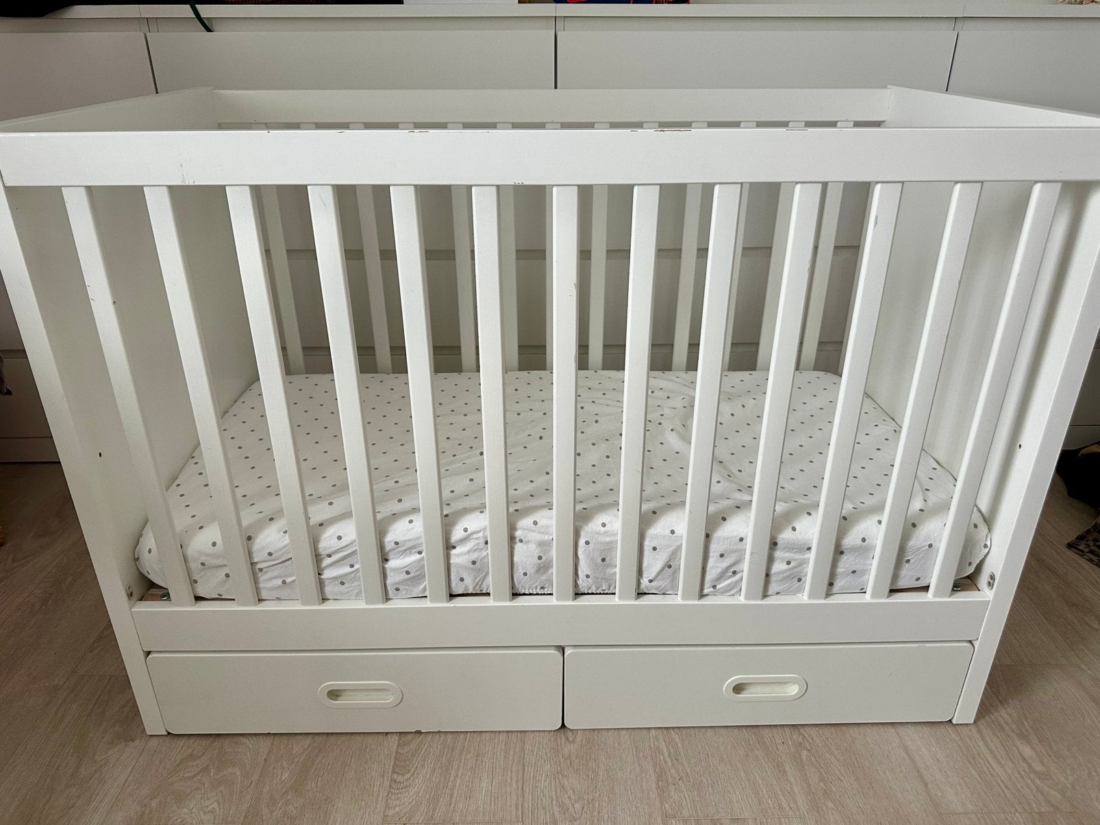Lit bébé IKEA STUVA + 2 tiroirs + matelas HIMLAVALV, Enfants & Bébés, Enlèvement, Comme neuf, Lit
