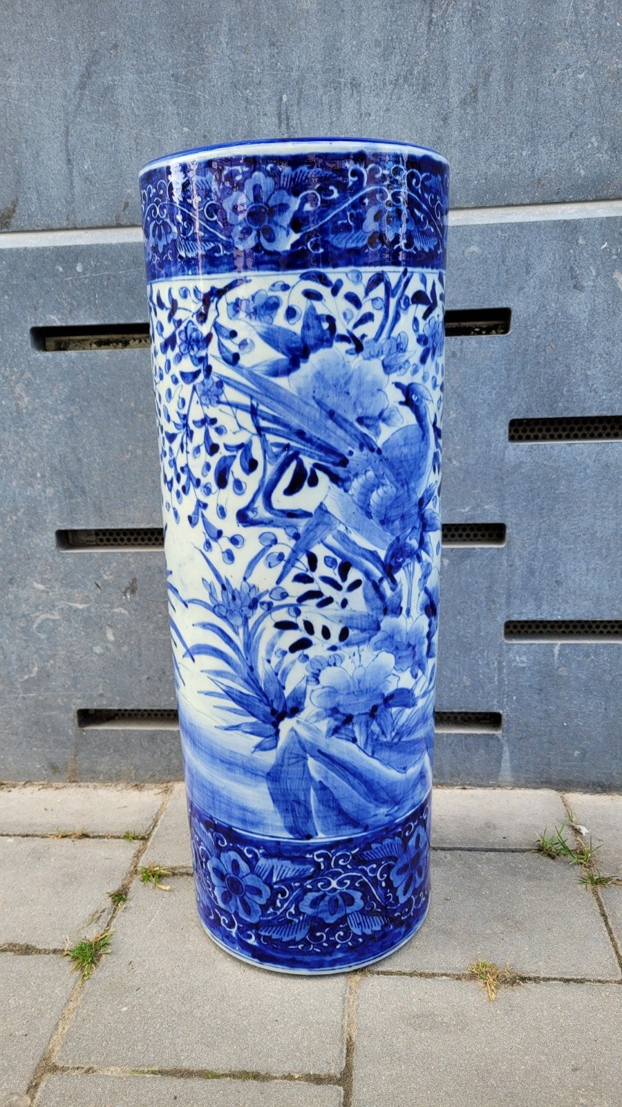 Un porte-parapluies japonais en porcelaine bleue et blanche, Enlèvement