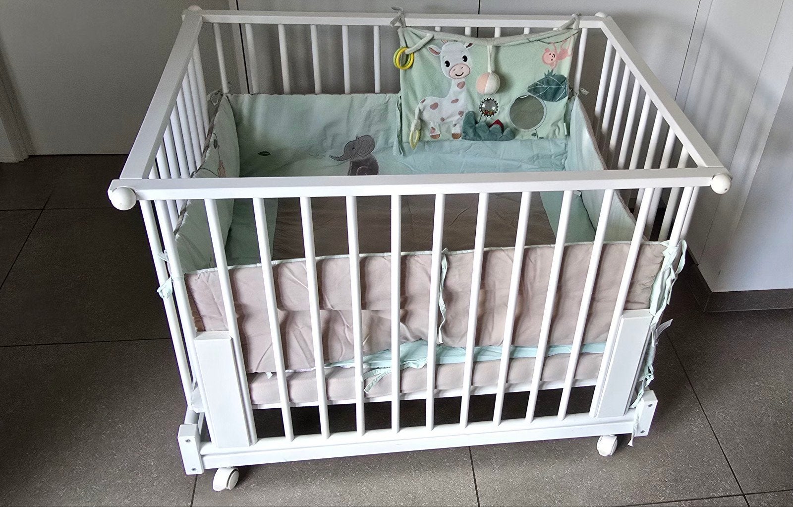 babypark met wieltjes met toebehoren., Ophalen, Zo goed als nieuw, Rechthoekig, Wieltjes
