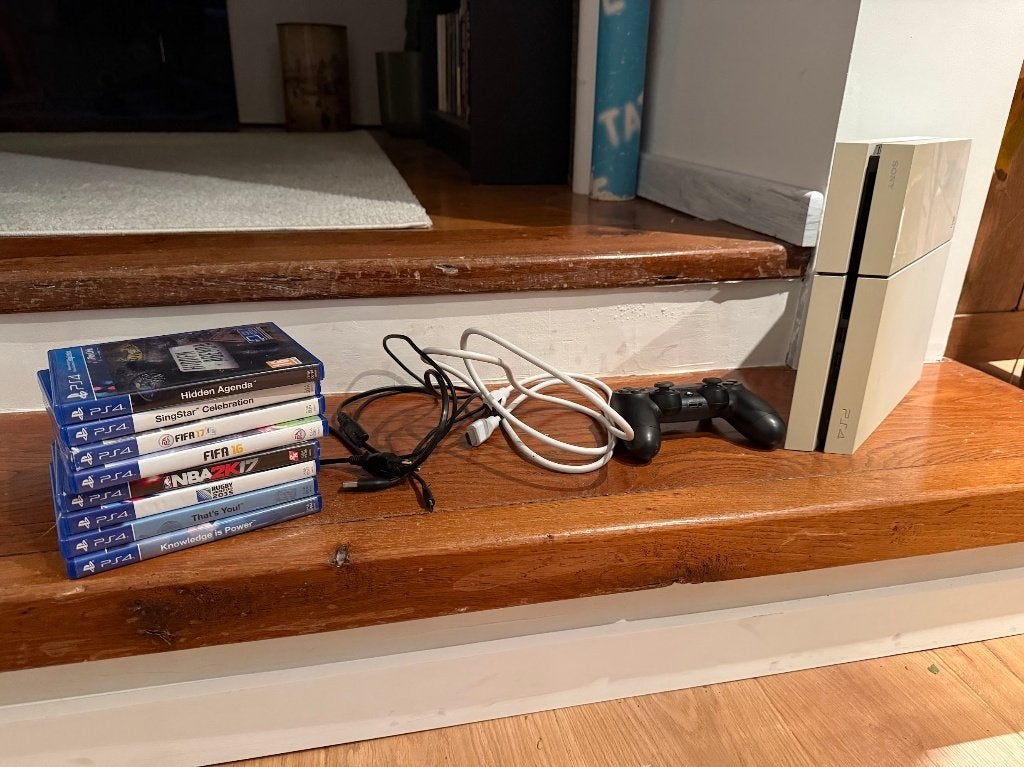 Sony PlayStation 4 (Glacier White) + Controller + 8 Games, Avec 1 manette, Enlèvement, Utilisé, Avec jeux