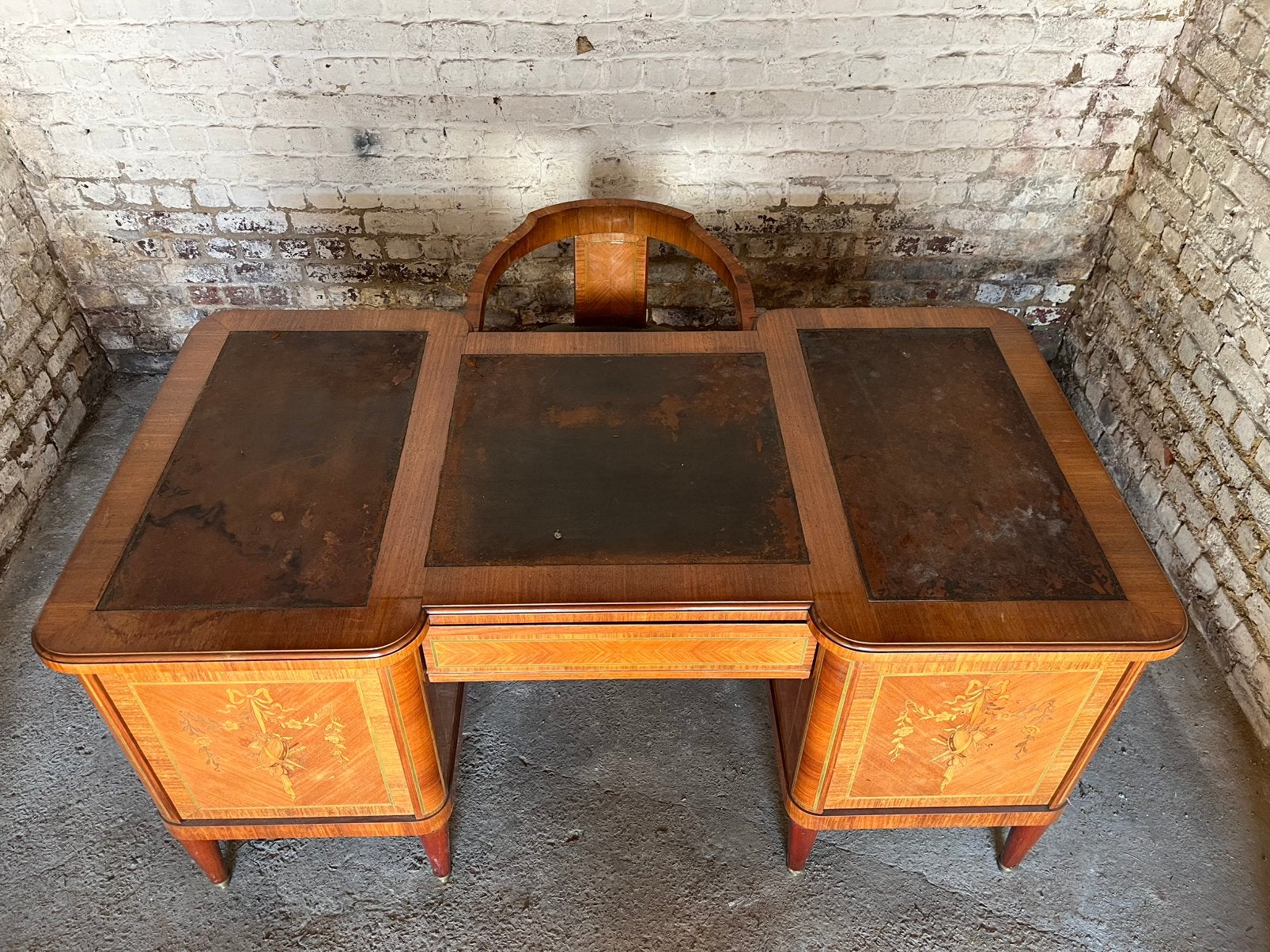 Authentique Bureau met siertekeningen, Ophalen
