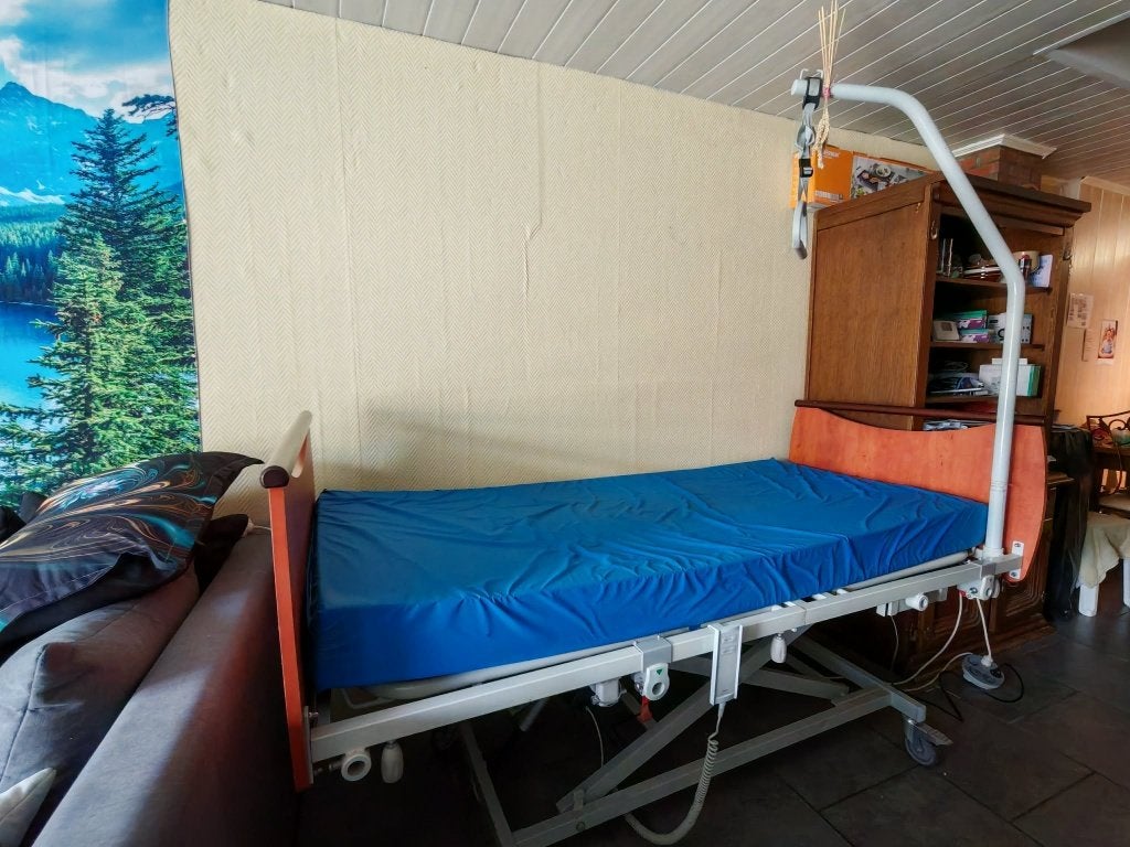 Lit médicalisé électrique avec matelas médical, Autres couleurs, Une personne, Enlèvement, Utilisé