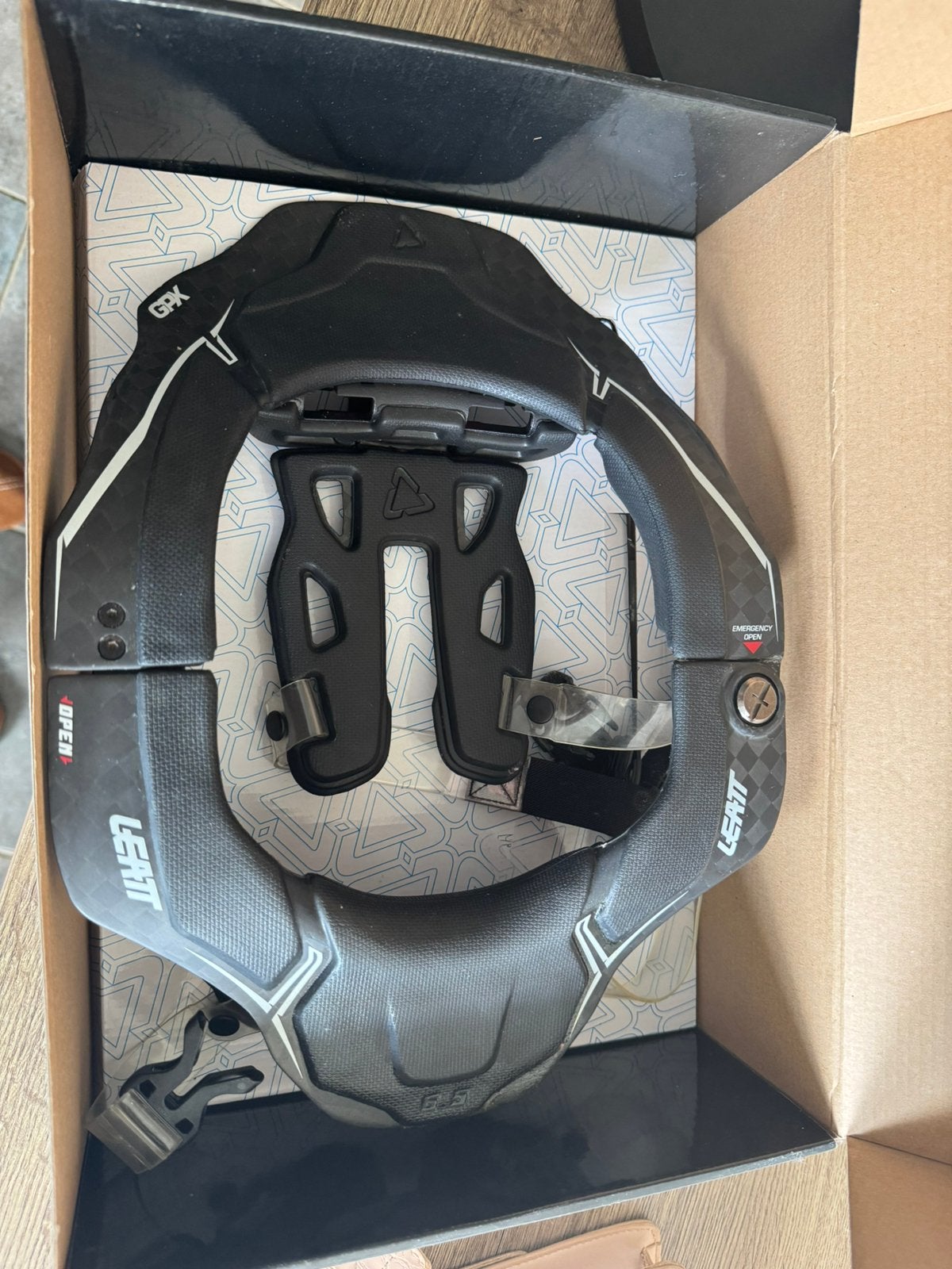 Leatt brace GPX 6.5 carbon, Ophalen