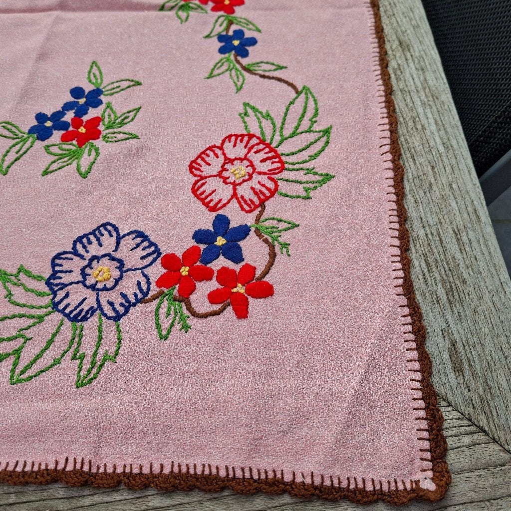 nappe rose vintage rétro avec fleurs , 147 cm par 114 cm, Rose, Nappe, Enlèvement ou Envoi, 147 cm