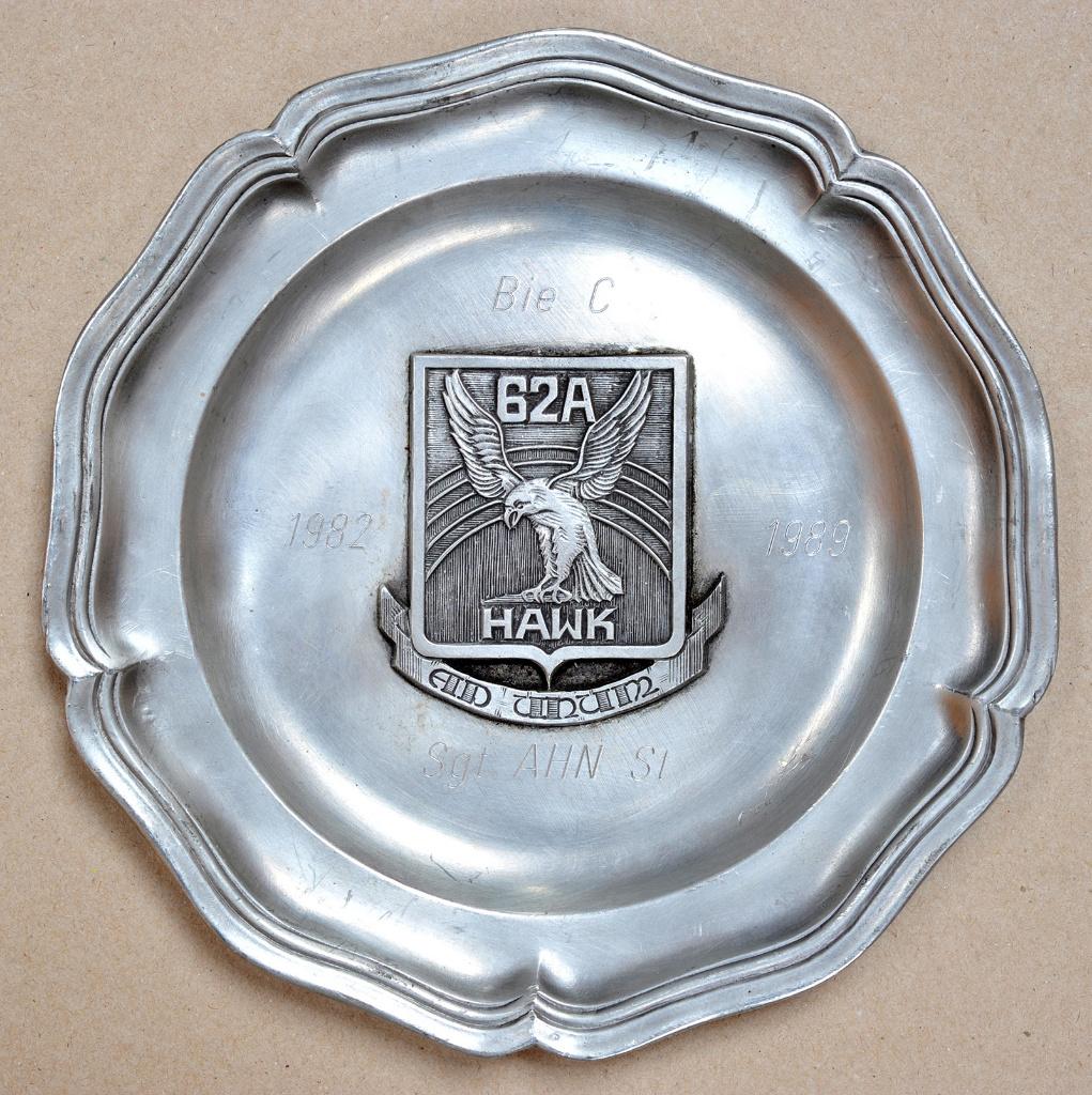 62A 1982-1989 Bie C - assiette souvenir en étain, Collections, Objets militaires | Général, Envoi, Armée de terre, Emblème ou Badge