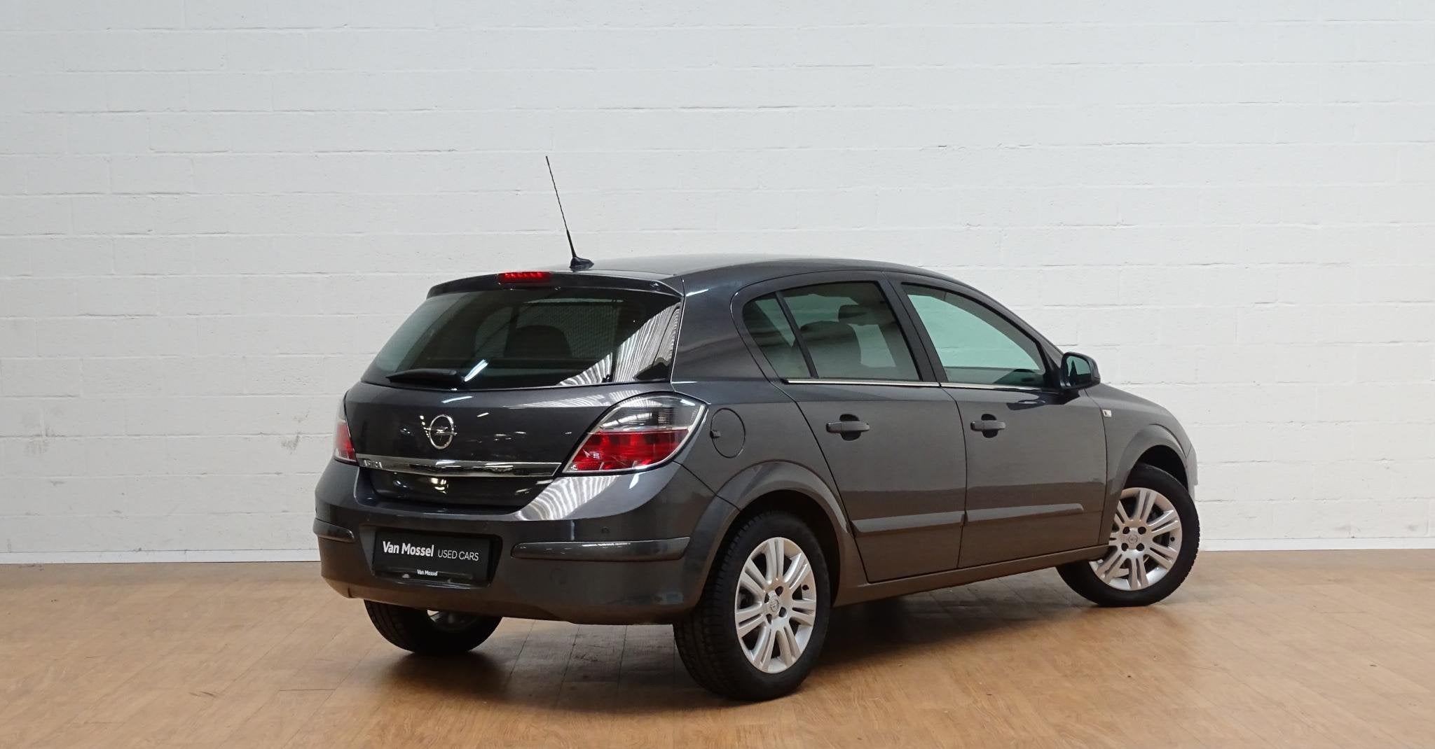 Opel Astra 1.4 16V Cosmo, Auto's, Voorwielaandrijving, Gebruikt, Zwart, 4 cilinders