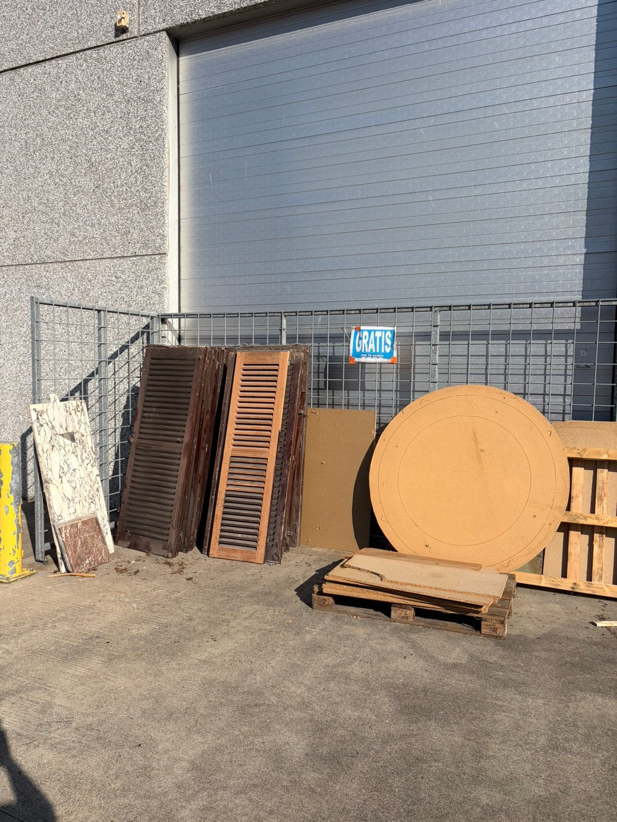 PALETTES ET ASSIETTES EN BOIS GRATUITES, Bricolage & Construction, Bois & Planches, Enlèvement, Comme neuf