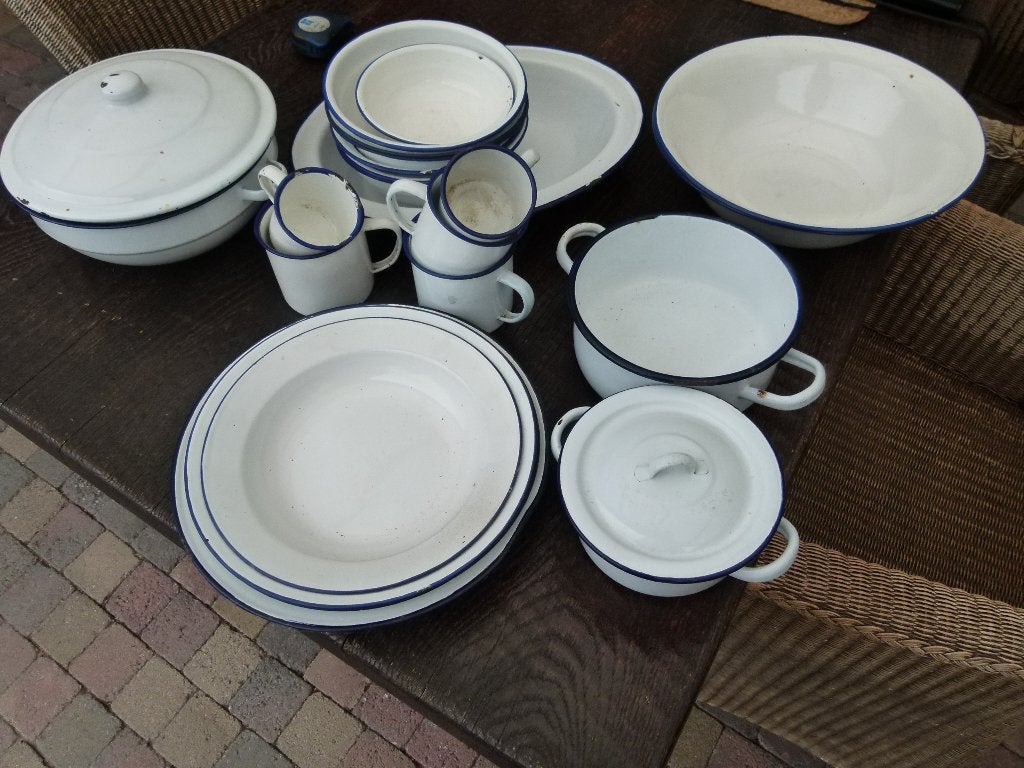 CASSEROLES, PLATS ET ASSIETTES EN ÉMAIL, TASSES, Antiquités & Art, Enlèvement ou Envoi