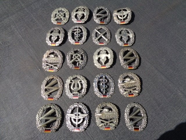 Oude stock , diverse BW muts emblemen mil. eenheid, 2,50€/st, Ophalen of Verzenden, Landmacht, Embleem of Badge