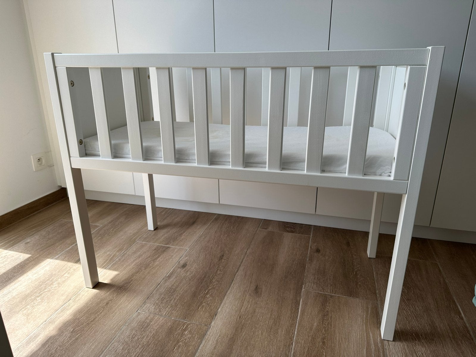 Wit babybedje merk Troll, Ophalen, Zo goed als nieuw, Matras