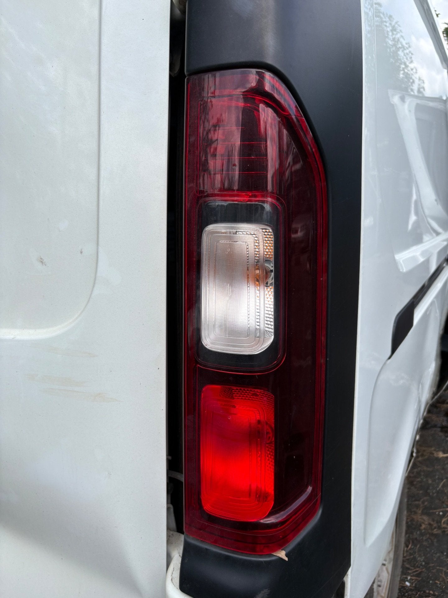 Achterlicht Rechts Nissan NV300, Takashima 1-chome 1-1
220-8686  Yokohama, NISSAN_SR@mail.nissan.co.jp, Nissan, Gebruikt