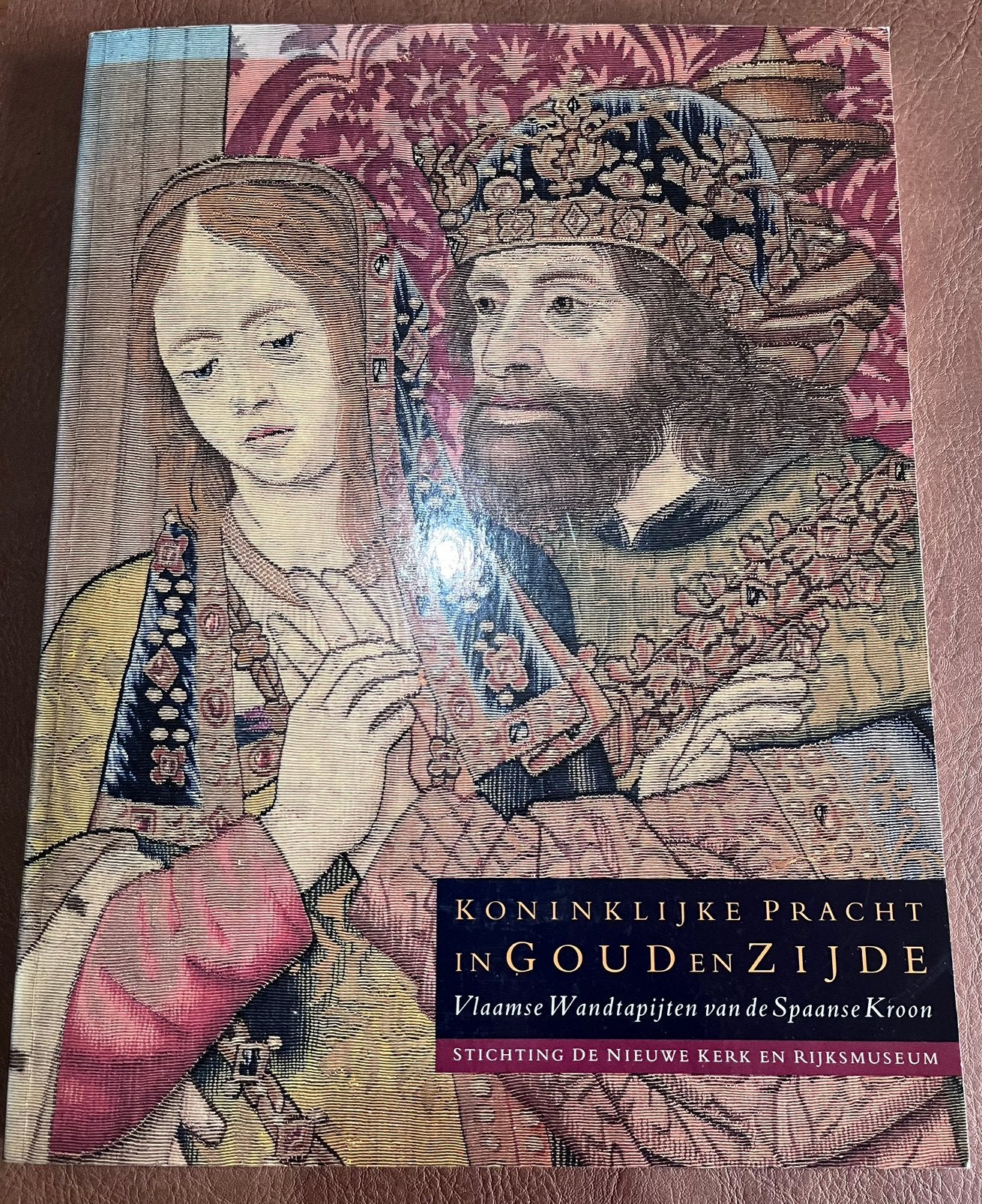 Boek - Koninklijke Pracht in Gouden Zijde, Ophalen of Verzenden, Gelezen, Overige onderwerpen