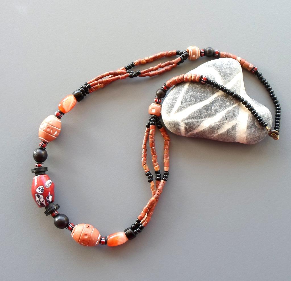 Collier ethnique africain neuf unisexe rouge et noir 3 rangs, Enlèvement ou Envoi, Neuf, Rouge, Pierre ou Minéral