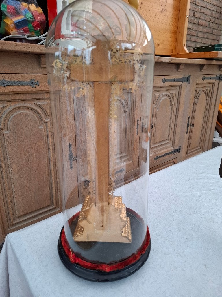 globe met kruisbeeld, Ophalen