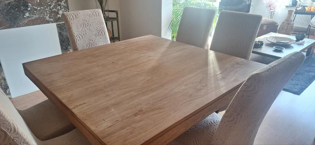 Tafel met zes stoelen, Ophalen