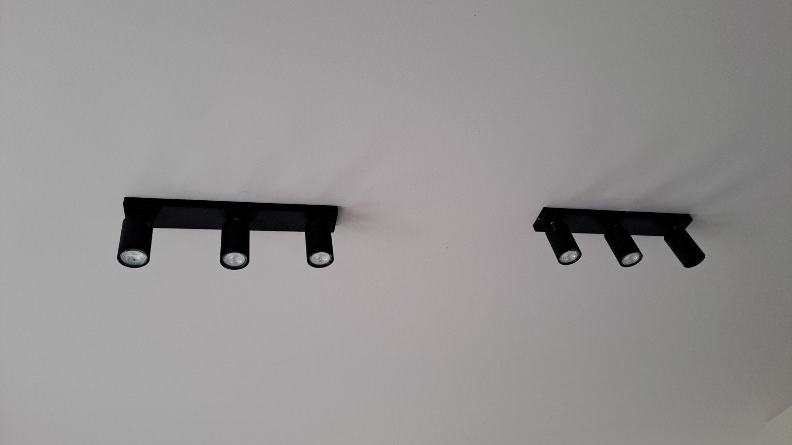 2 zwarte plafondrails met elk 3 richtbare spots, Maison & Meubles, Enlèvement ou Envoi, GU10, Spot encastrable ou Spot mural, Compatible montage au plafond
