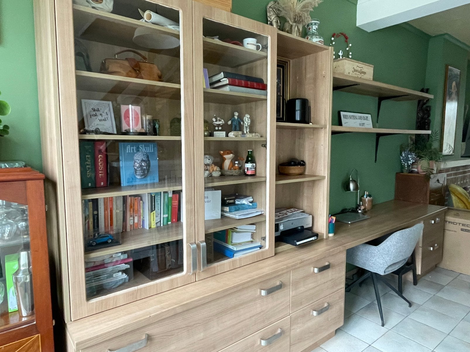 Vitrinekast / bureau in 1, Huis en Inrichting, Ophalen, Gebruikt, 200 cm of meer, Met lade(s)