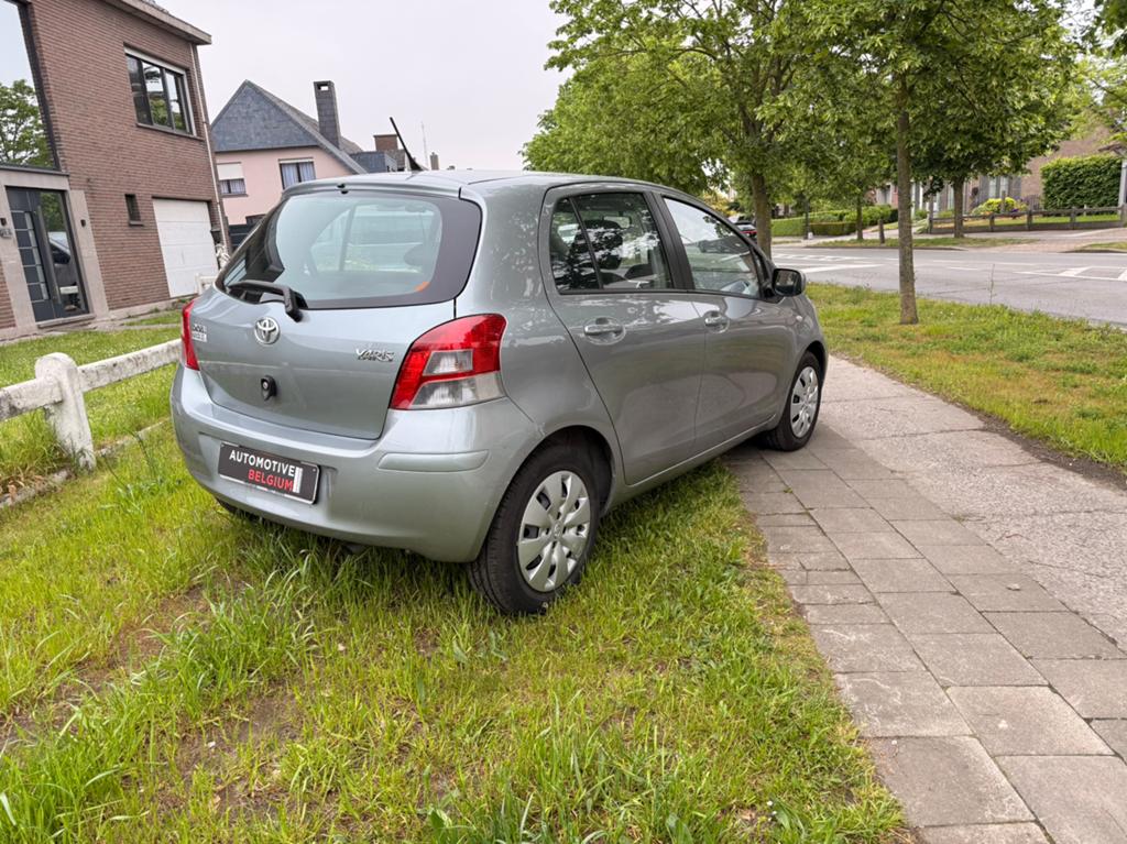 Toyoya Yaris Benzine Auotmaat 07.000km, Autos, Toyota, Argent ou Gris, Achat, Entreprise, 5 portes