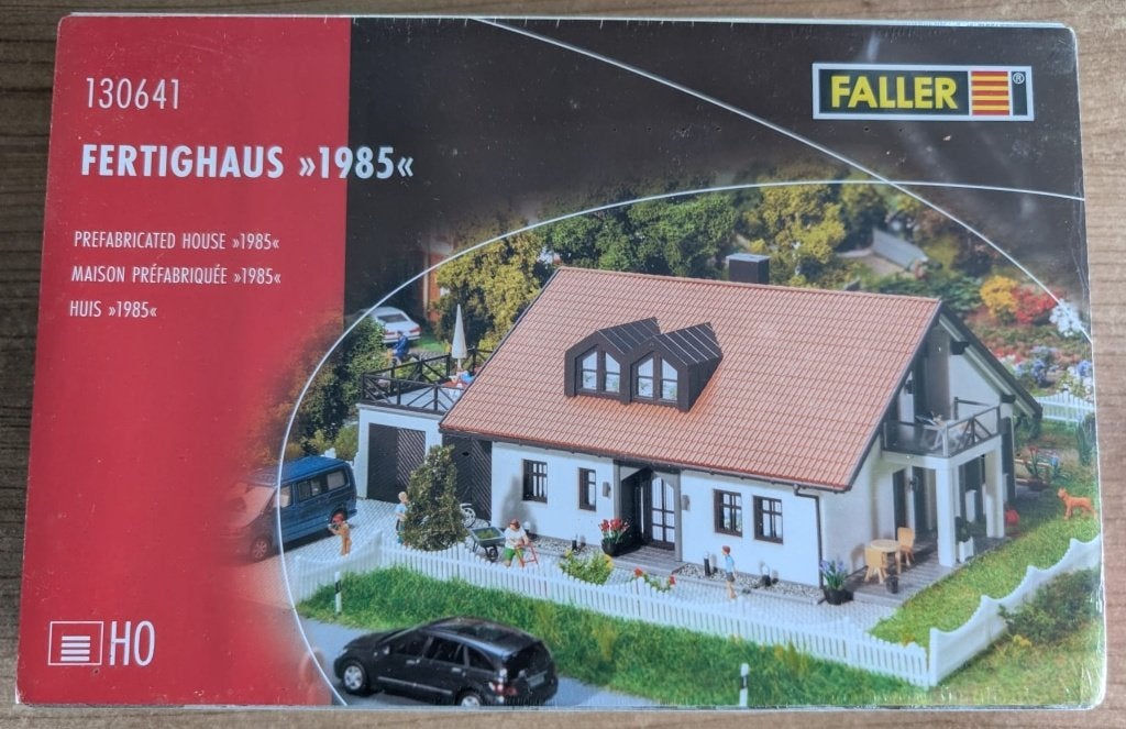 Huis 1985: etage, garage en terras. Faller H0 130641. NIEUW!, Ophalen of Verzenden, Nieuw, Brug, Tunnel of Gebouw