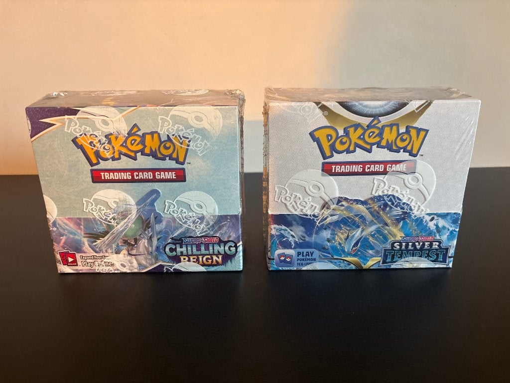 2 boosterboxen te koop, silver tempest en chillign reign, Ophalen of Verzenden, Nieuw