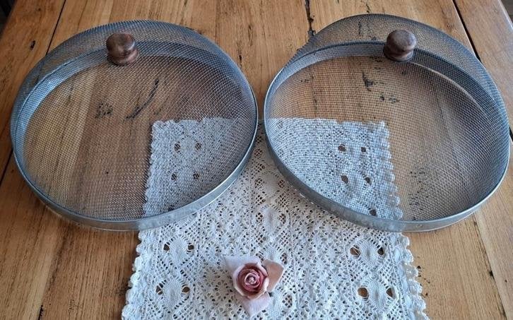 2 Foodcovers, zink met gaas, houten knop, Antiek en Kunst, Curiosa en Brocante, Ophalen of Verzenden