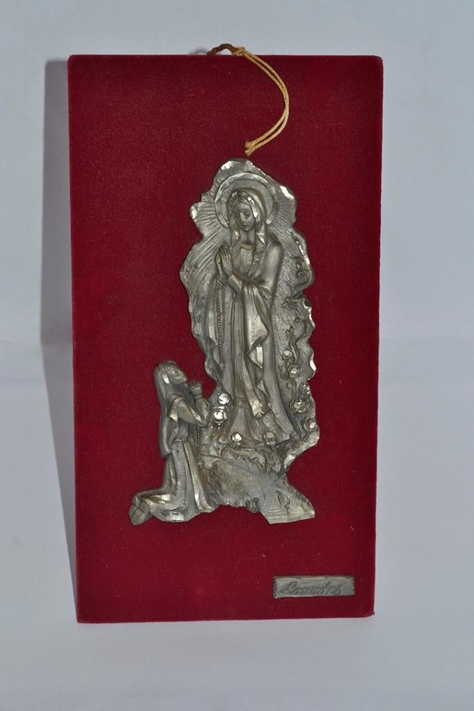 Afbeelding Maria (in metaal op rode velourse staander), Antiek en Kunst, Ophalen of Verzenden