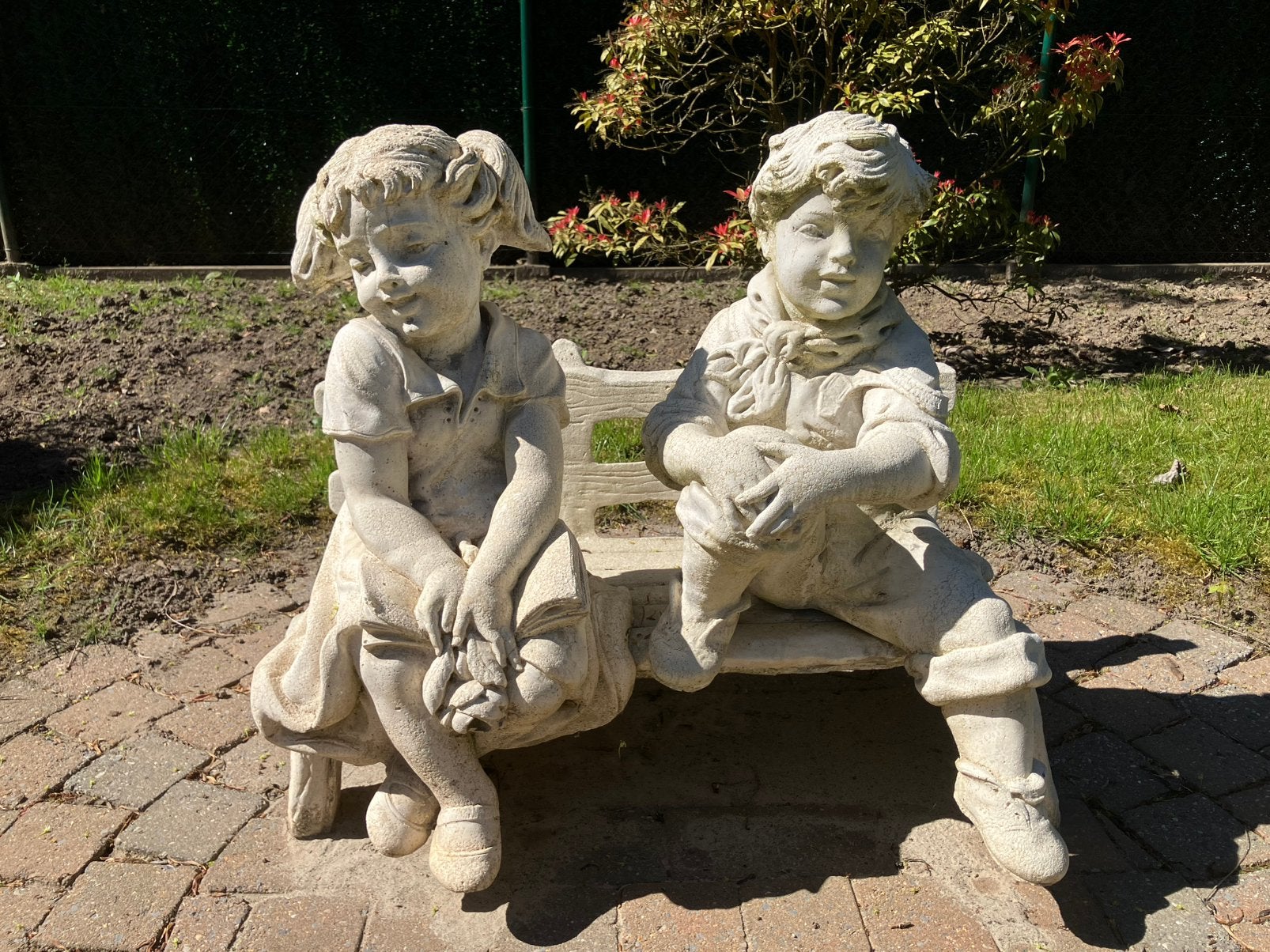 Tuinbeeld kinderen op bankje groot stenen beeld (70 cm), Tuin en Terras, Ophalen, Zo goed als nieuw, Steen