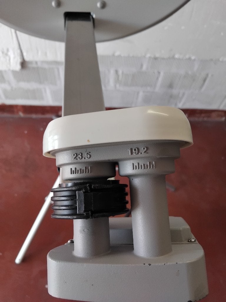 Satelliet schotel nieuw Triax, LNB kop, statief, lange kabel, Audio, Tv en Foto, Schotelantennes, Ophalen, Nieuw, (Schotel)antenne