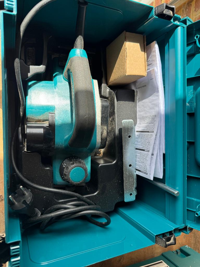 Makita KP0800 Rabot - 620W - 82 mm - 2,5 mm, Bricolage & Construction, Enlèvement, Comme neuf