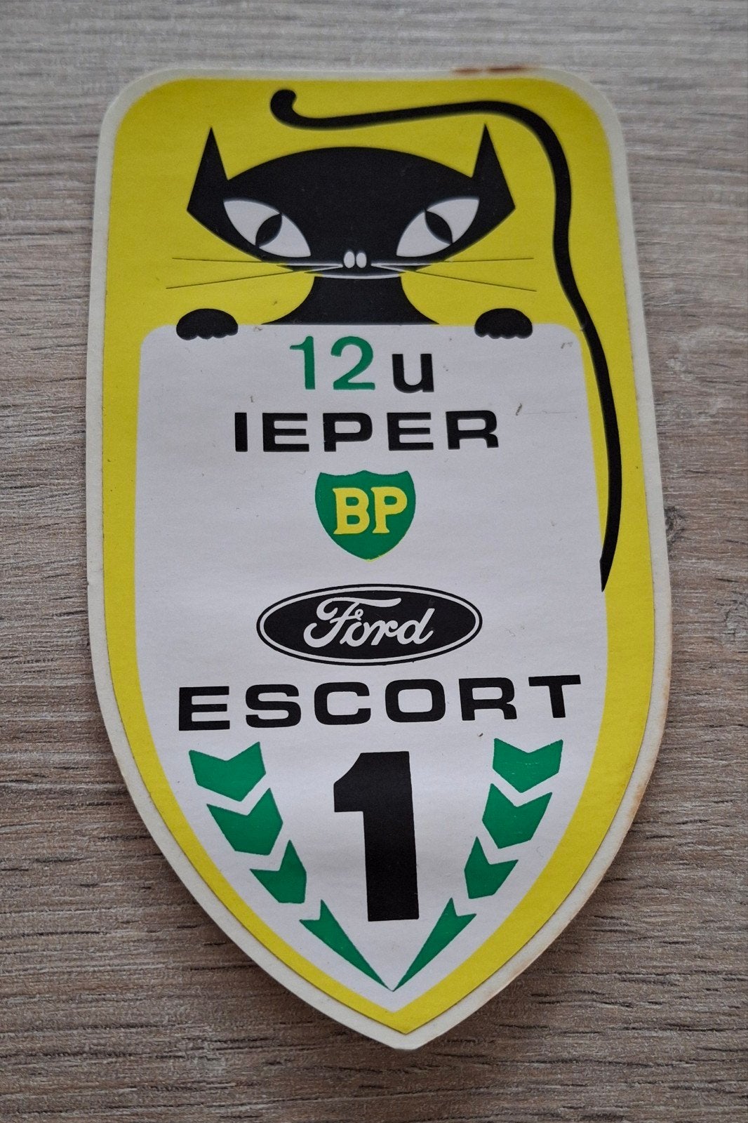 sticker Ford Escort 12 uur Ieper BP, Collections, Enlèvement ou Envoi, Comme neuf, Voiture ou Moto