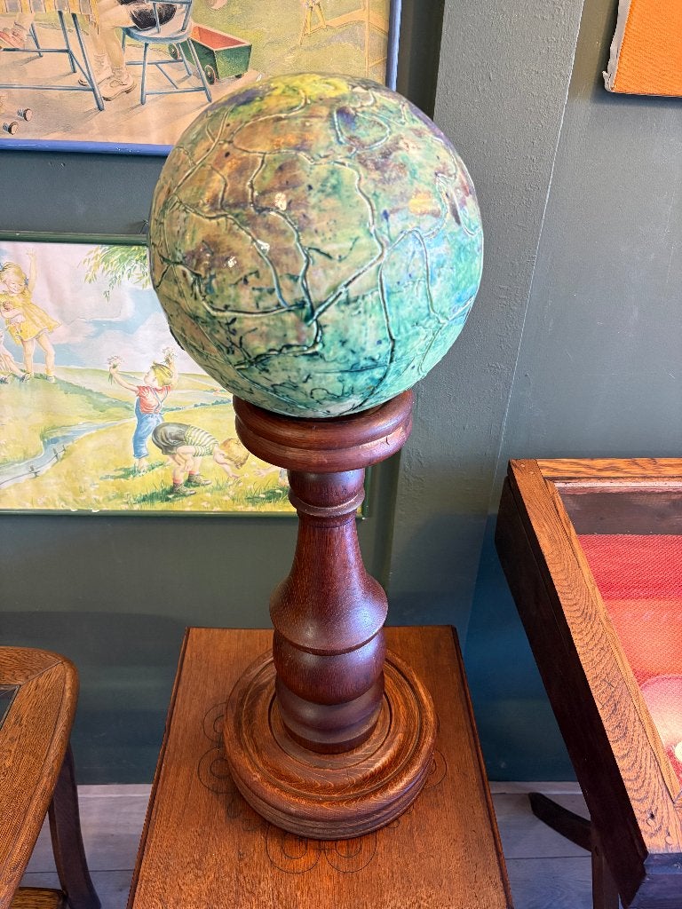 Keramiek Design Object Wereldbol Op Houten Zuil., Antiquités & Art, Antiquités | Céramique & Poterie, Enlèvement ou Envoi
