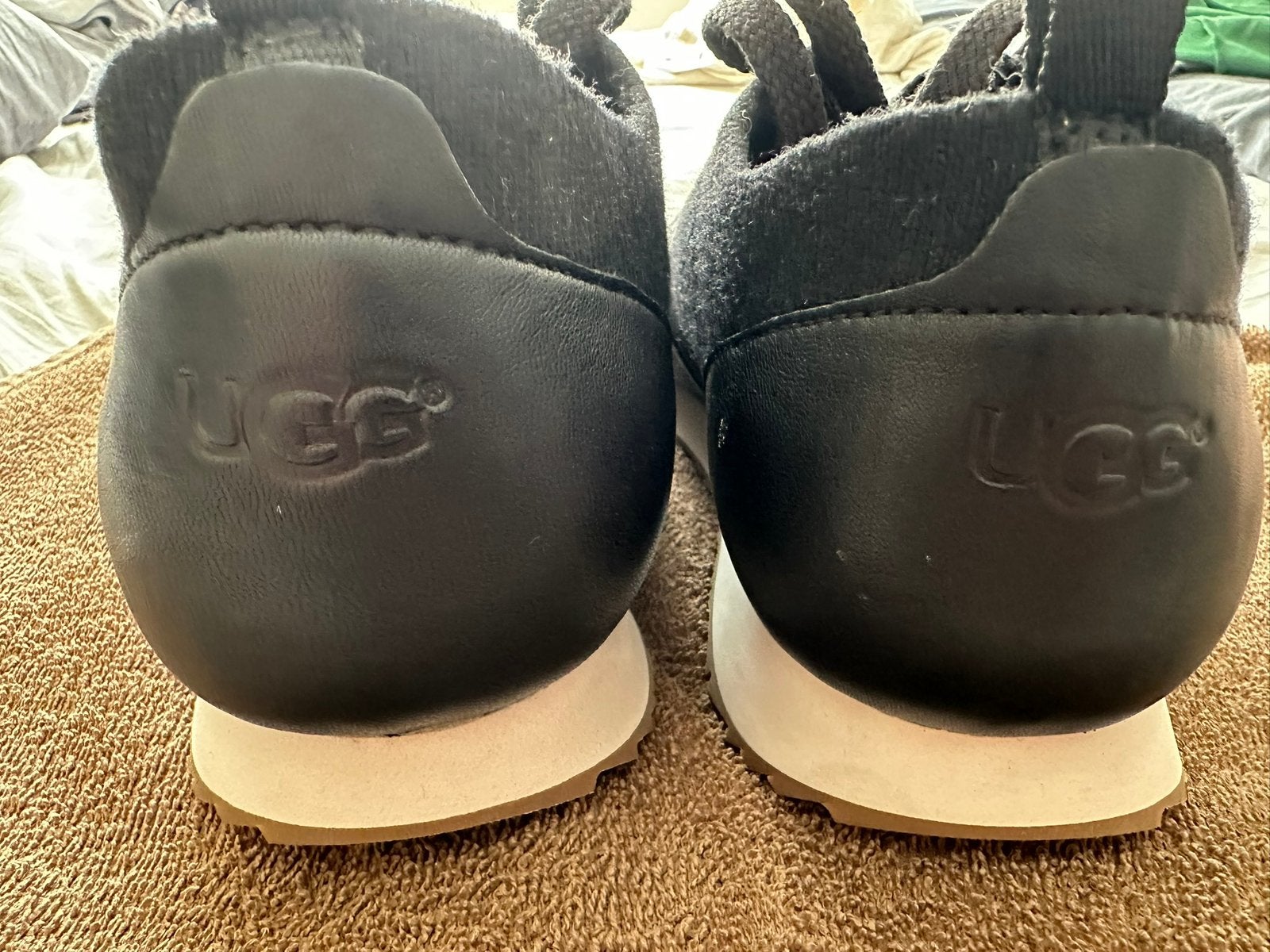 NIEUW exclusieve zwarte lederen sneakers UGG, Zwart, Nieuw, Ophalen of Verzenden, Sneakers