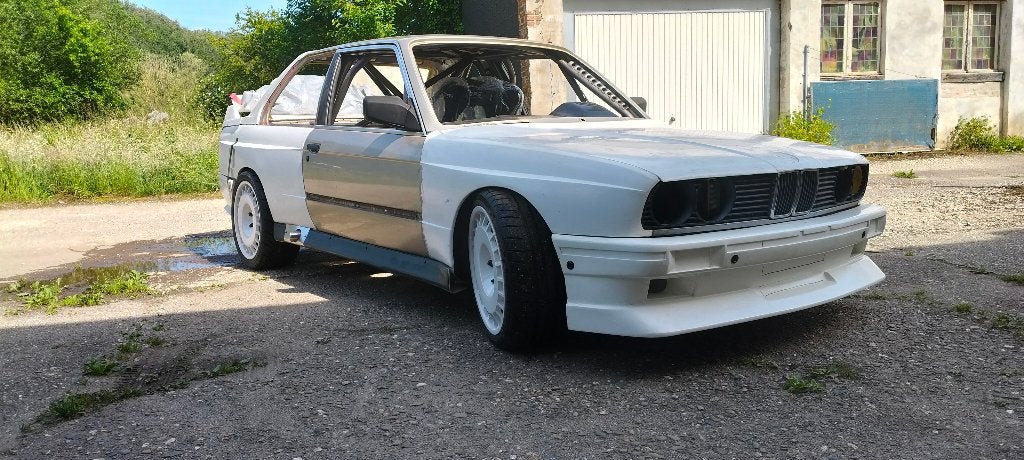 BMW E30 V8 à terminer