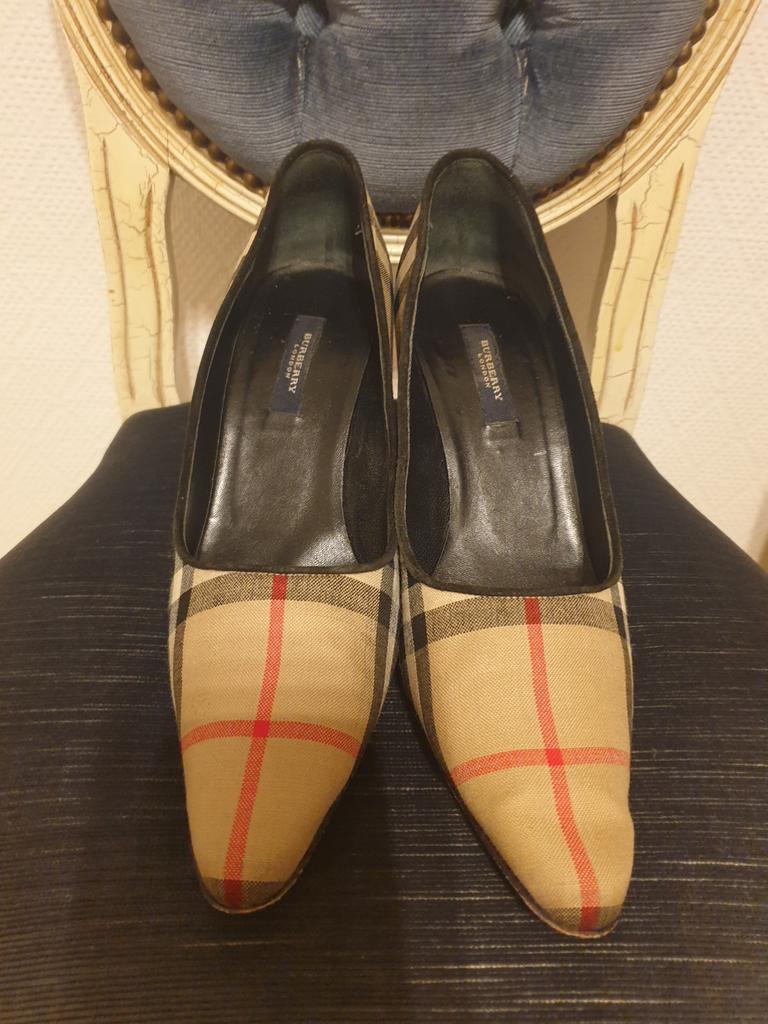 Burberry classic plaid pumps, Kleding | Dames, Schoenen, Ophalen