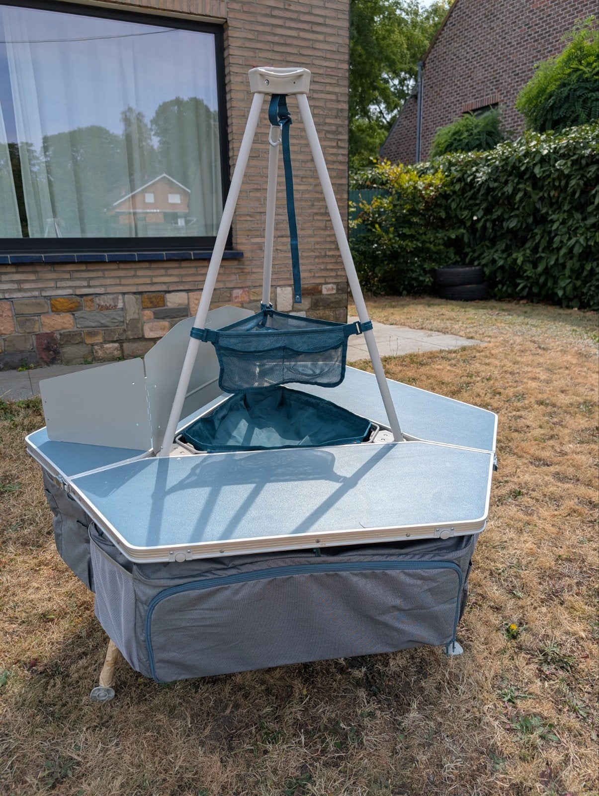 Quechua Tepee multifunctionele campingkeuken – opvouwbaar, Caravans en Kamperen, Kampeermeubelen, Ophalen, Zo goed als nieuw, Campingmeubel-accessoire