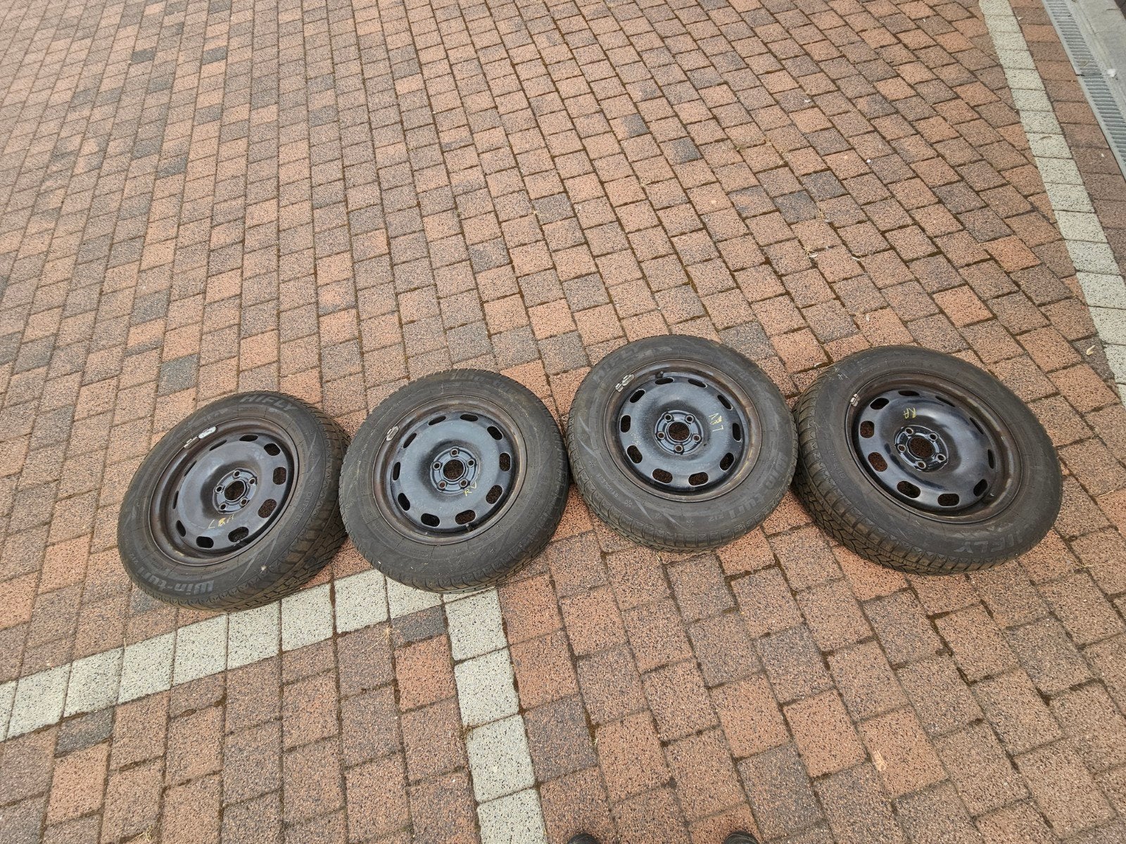 winterbanden op velg inclusief wieldeksels, Ophalen, Gebruikt, 15 inch, Banden en Velgen