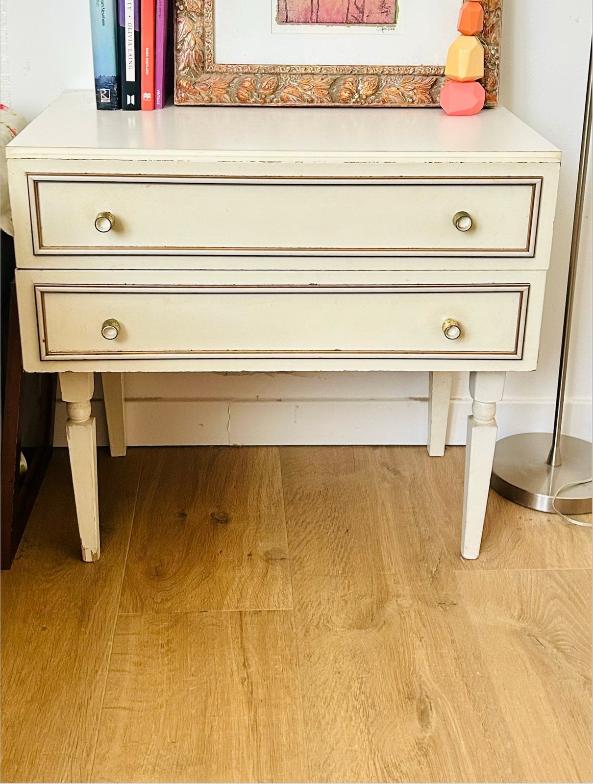 Vintage creme nachtkastje met 2 lades jaren 60/70, Enlèvement, Utilisé, Bois, 45 à 65 cm