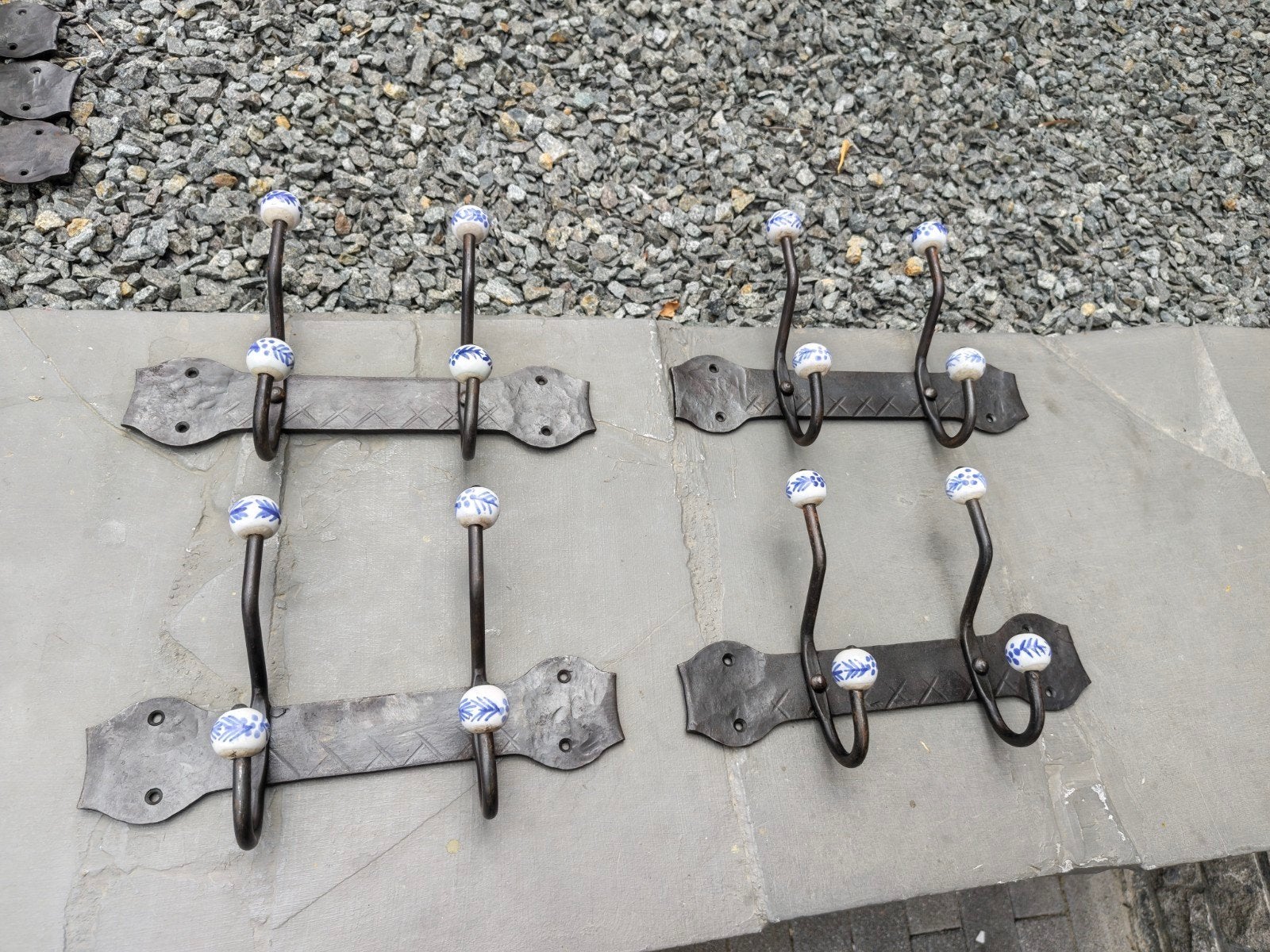 4 porte-manteaux identiques en fer forgé avec boîte de Delft, Antiquités & Art, Enlèvement