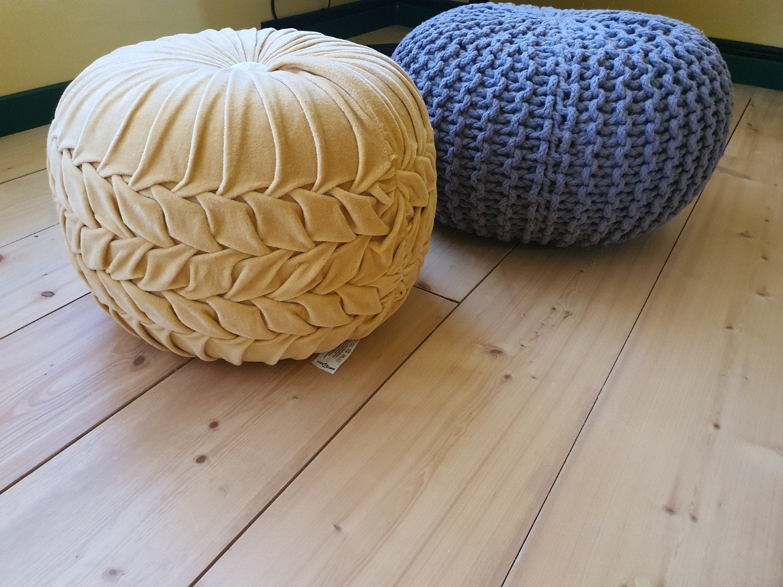 Deux poufs jaunes et gris, Enlèvement