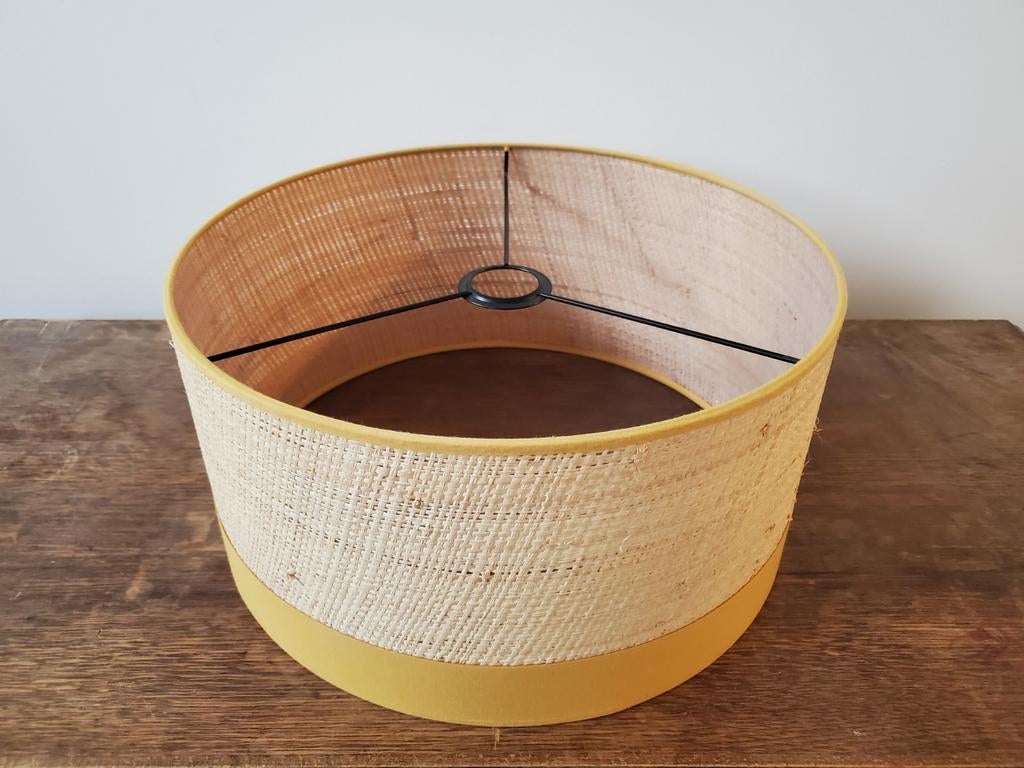 Abat-jour en raphia tressé et tissu jaune 38cm, Maison & Meubles, Rond, Comme neuf, Enlèvement, Bohème, naturel, coloré, moderne, bobo, rafia, cosy