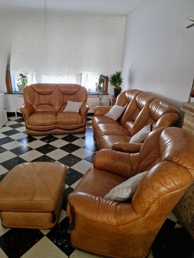 Canapé en cuir (3 + 2 + 1 place) + grand pouf, Banc droit, Comme neuf, Enlèvement, Tijdloos