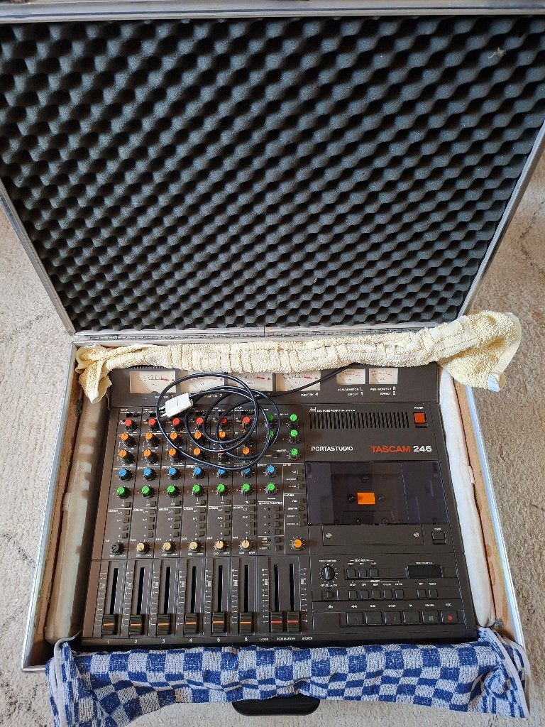 TASCAM Portastudio 246, Ophalen, Gebruikt, 5 tot 10 kanalen, Microfooningang