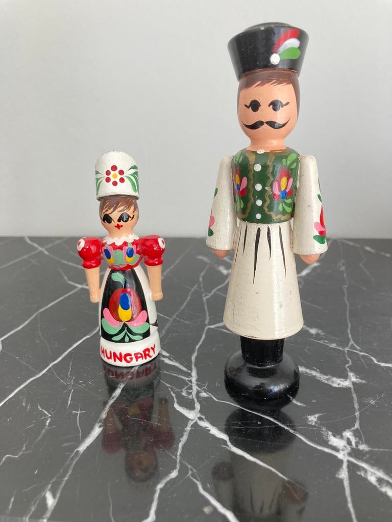 2 vintage handbeschilderde Hongarise poppetjes, Ophalen of Verzenden, Zo goed als nieuw