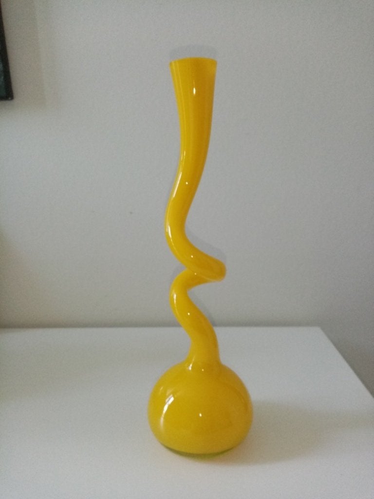 Vaasje  gekruld in glas geel, Enlèvement
